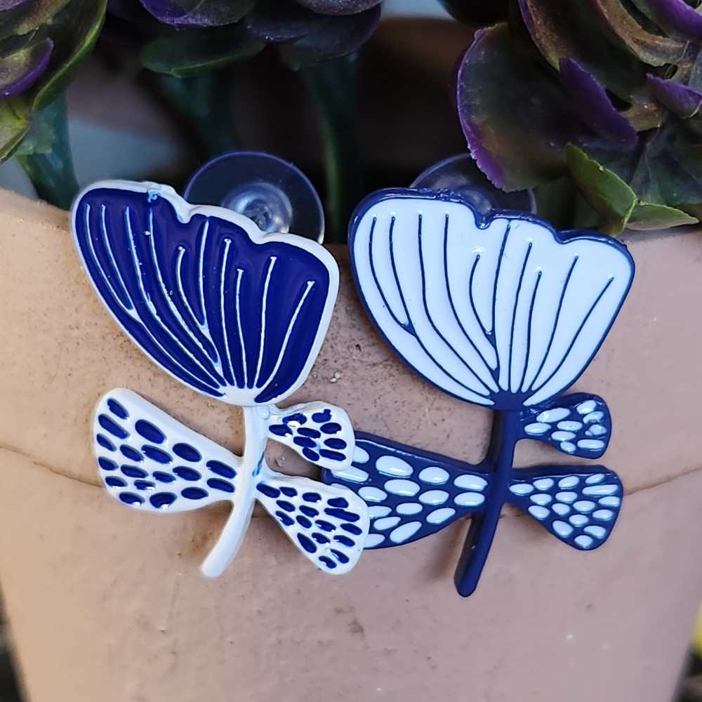 Navy Blue White Enamel Flower Mismatched Stud Earrings Botanical Floral Mod 1.25